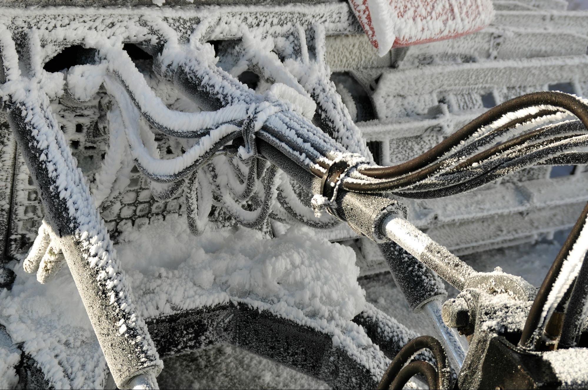 Cum se protejează cilindrul hidraulic de temperatura extremă