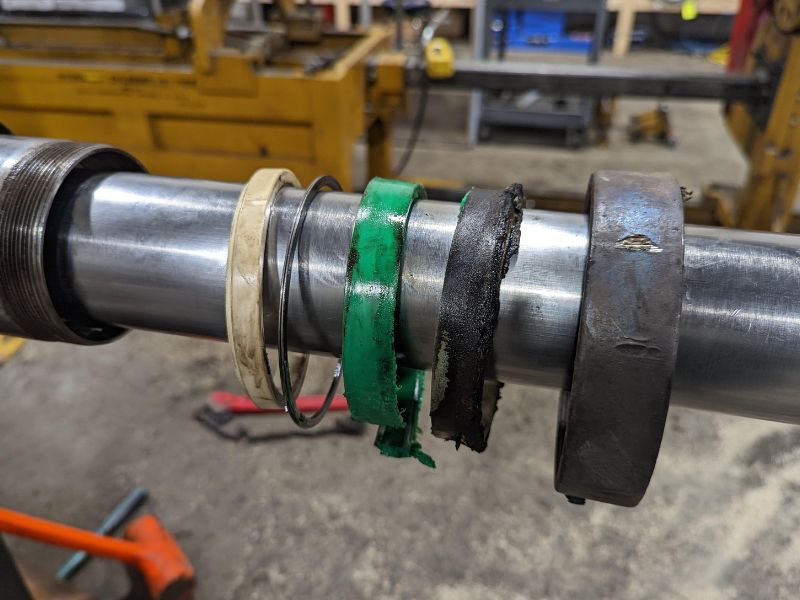 Modalitatea greșită de a îndepărta tije cu piston cilindru hidraulic