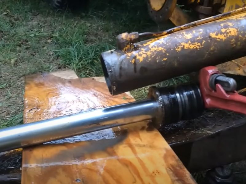 Cum se îndepărtează cilindrul hidraulic din excavator